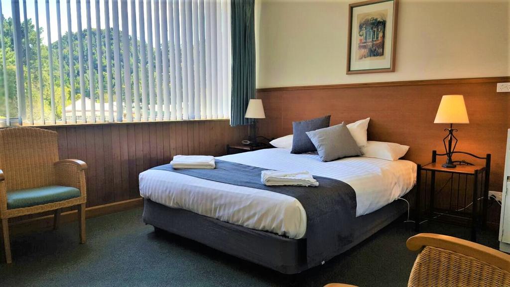 Queen room at Mt Lyell Motor Inn